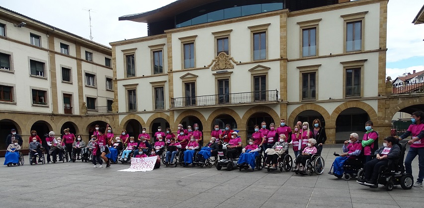 Las personas mayores de Amorebieta y sus familias participan en la carrera solidaria contra el cáncer de mama